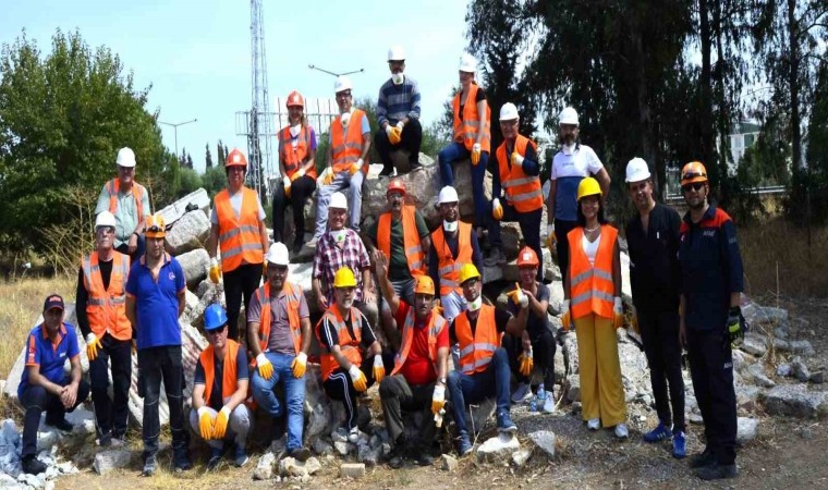 Sökede öğretmenler arama kurtarma gönüllüsü oldu