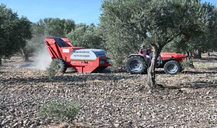 Soma Belediyesi taş toplama makinesiyle çiftçilere destek veriyor