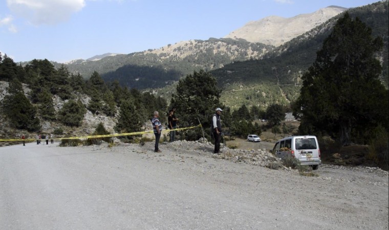 Stablize yolun resmiyet kazanması için tapulu arazisinden geçen karayolunu kazarak trafiğe kapattı