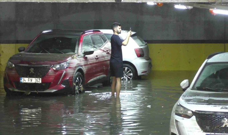 Sultangazide otoparkı su bastı: Araçlar kullanılmaz hale geldi