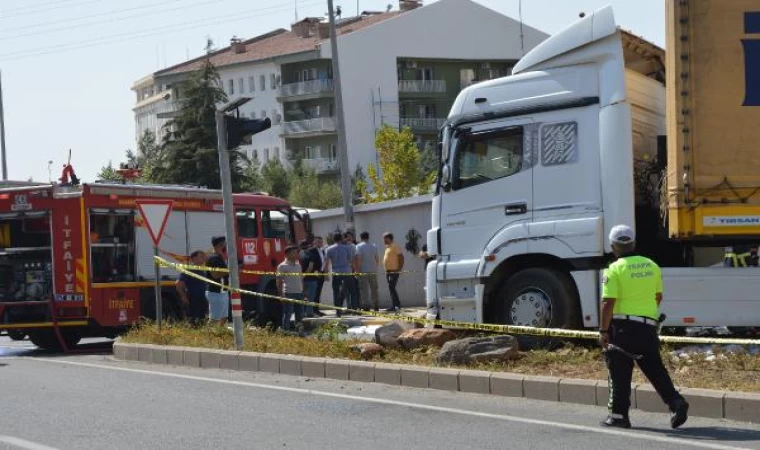 Sürücüsü ’dur’ ihtarına uymayınca lastiklerine ateş edilen TIR, refüje çıktı: 1 gözaltı