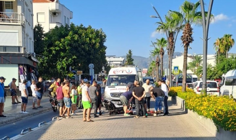 Sürücüsünün ani fren yaptığı motosiklet takla attı: 2 yaralı