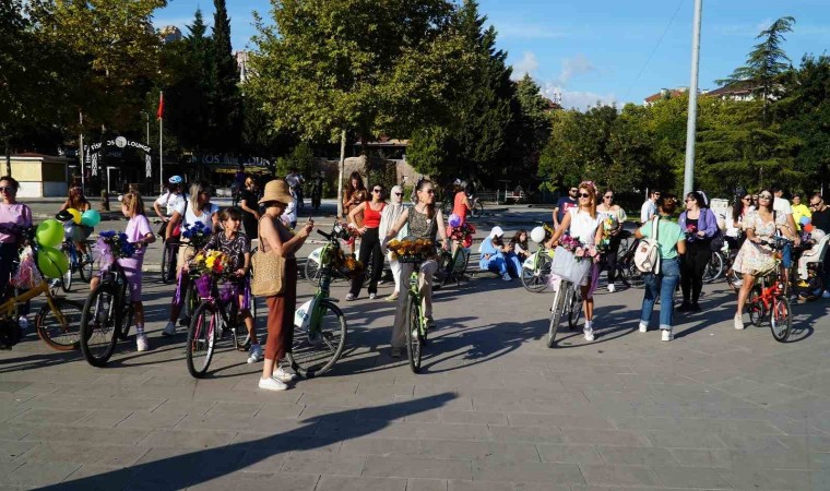 Süslü Kadınlar Bisiklet Turu, İzmitte renkli görüntüler oluşturdu