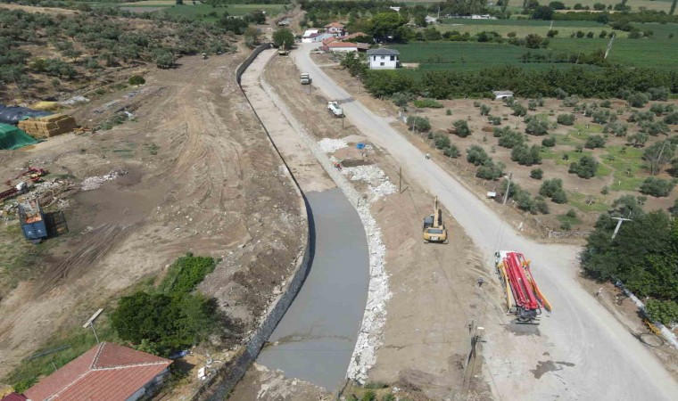 Tahrip olan Güdüşlü Deresinin bakımı yapılıyor