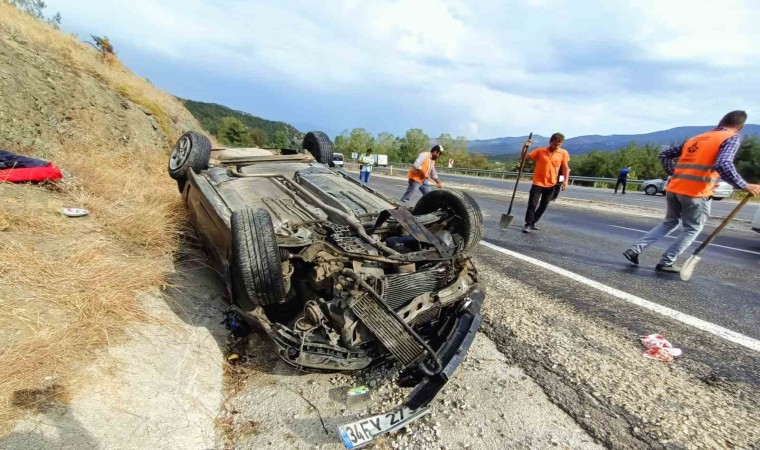 Takla atan otomobildeki 3 kişi yaralandı