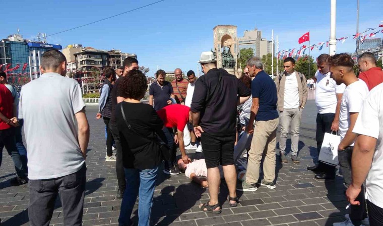 Taksimde bayılan turistin yardımına çevredekiler yetişti