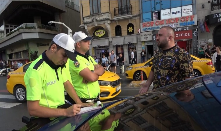 Taksimde denetime takılan adam polis ekiplerine hakaret etti: Senin maaşını kim veriyor