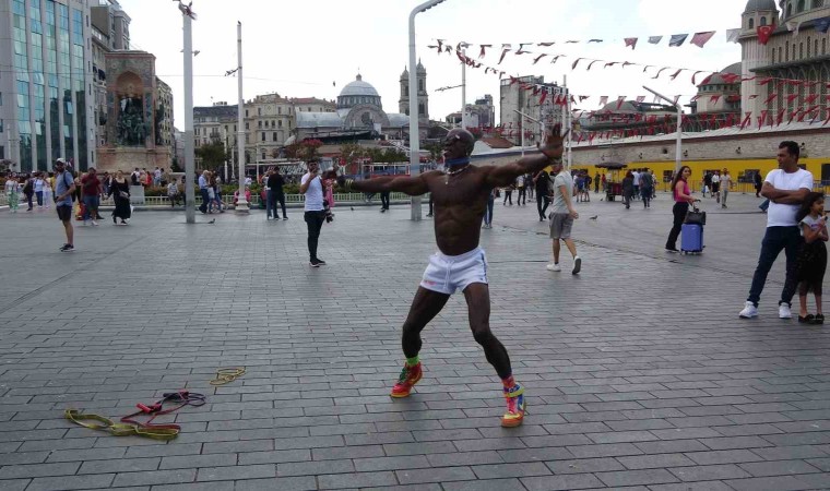 Taksimde gösteri yapan Kamerunlu jimnastikçiye yoğun ilgi