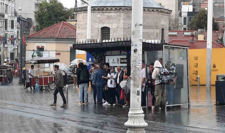 Taksimde yağmur etkili oldu: Beyoğlunun ara sokaklarında ortaya şelaleyi andıran görüntüler çıktı