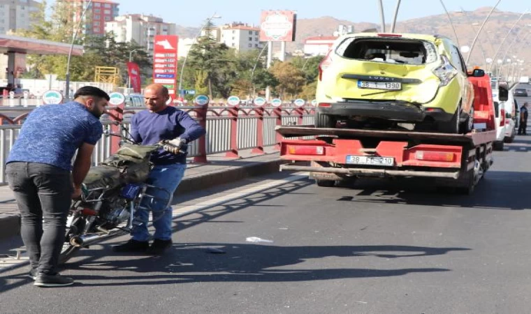 Taksiye çarpan motosikletin sürücüsü öldü, arkadaşı yaralandı