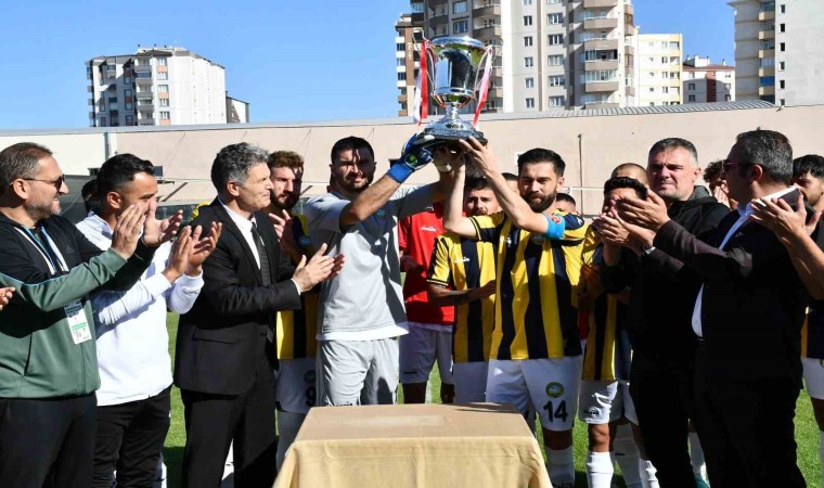 Talasgücü Belediyespor kupasına kavuştu