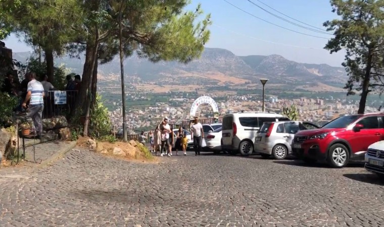 Tarihi kaleye turist akını