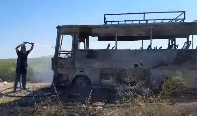 Tarım işçileri, şoförüyle tartıştıkları midibüsü yaktı