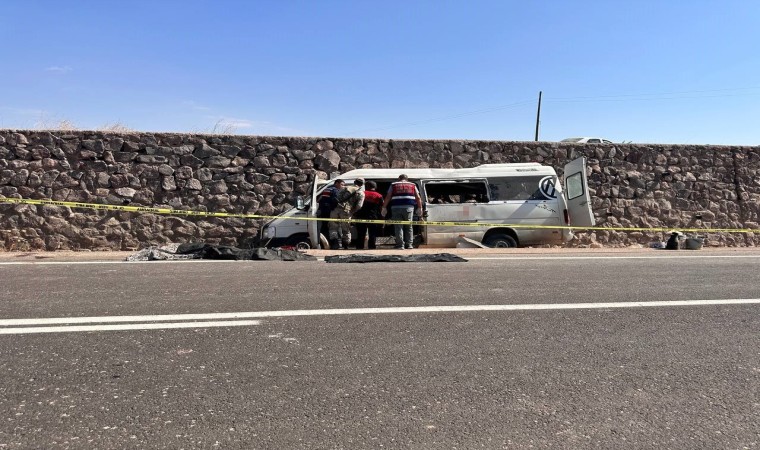 Tarım işçilerini taşıyan minibüs devrildi: 3 ölü, 17 yaralı