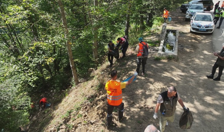 Tatilciler kirletti, gönüllüler temizledi: 90 poşet çöp çıktı