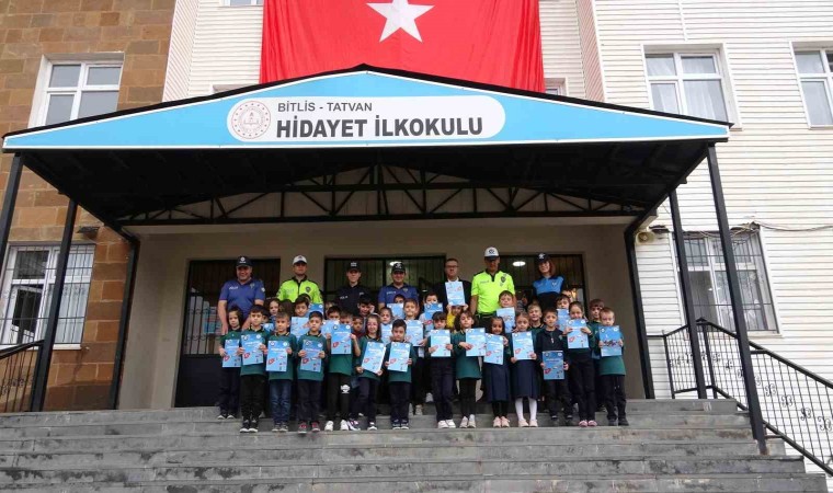 Tatvandaki minik öğrencilere “Milli Projeler” temalı boyama kitabı dağıtıldı