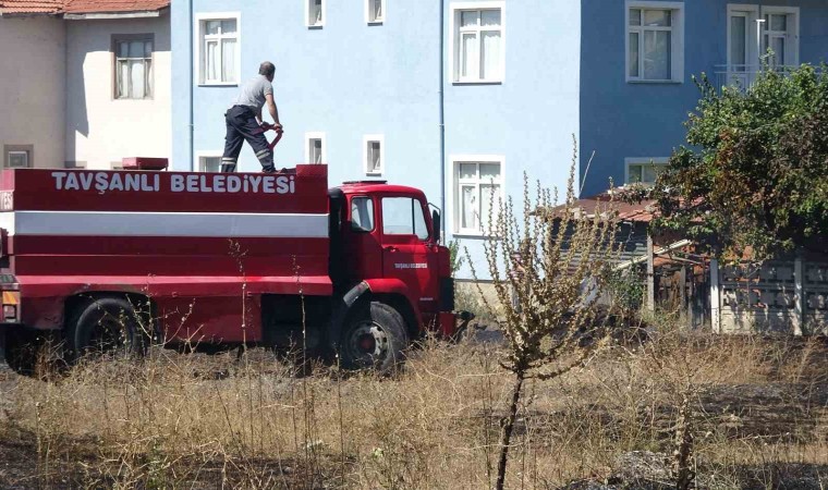 Tavşanlıda ot yangını evlere ulaşmadan söndürüldü