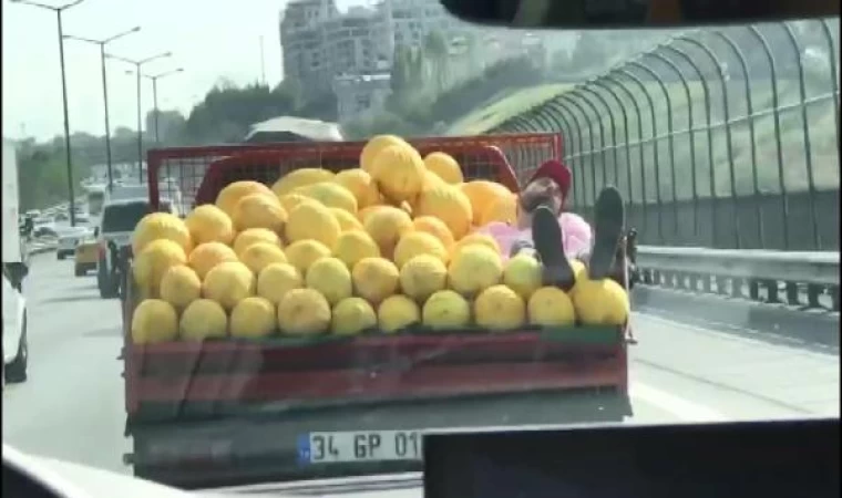 TEM’de kavun yüklü kamyonetin kasasında uyuyarak yolculuk kamerada