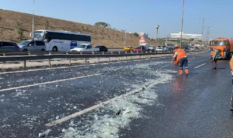 TEM’de otomobile çarpan TIR’daki su şişeleri yola döküldü, yoğun trafik oluştu-1