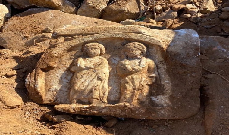 Temel kazısında tarihi mezar steli ve kalıntılar bulundu