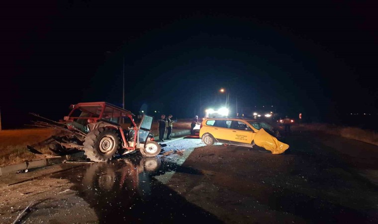 Ters şeride giren traktör taksi ile çarpıştı: 3 yaralı