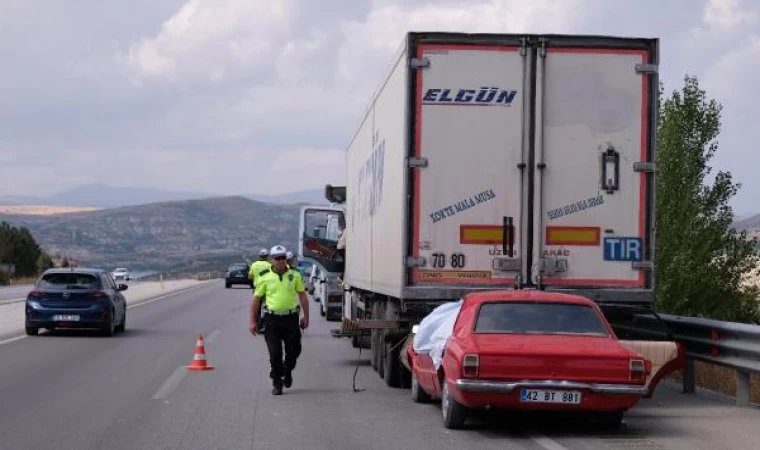 TIR’a arkadan çarpan otomobilin sürücüsü öldü, eşi ağır yaralı