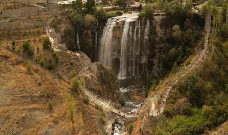 Tortum Şelalesi sonbaharın büyüsüne kapıldı