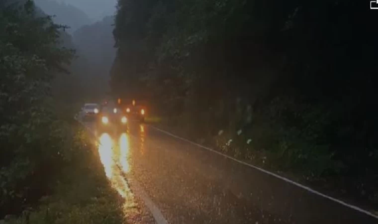 Trabzon’da sağanak sonrası heyelan meydana geldi, yol ulaşıma kapandı