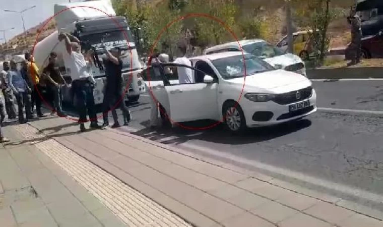 Trafikte taşlı- yumruklu ’yol vermeme’ kavgası kamerada