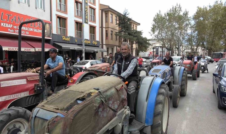 Traktörleriyle kortej katıldılar