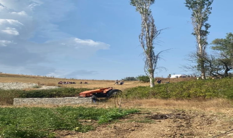 Traktörün altında kalan sürücü öldü, eşi yaralandı