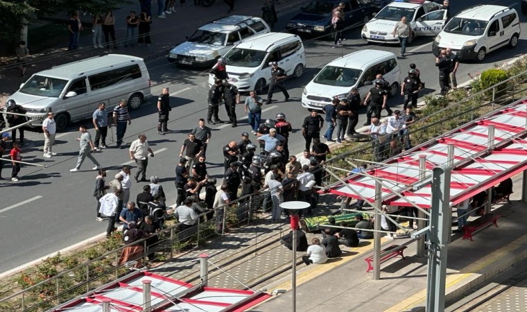 Tramvay kazasında ölen gencin ailesinden tabutlu tepki