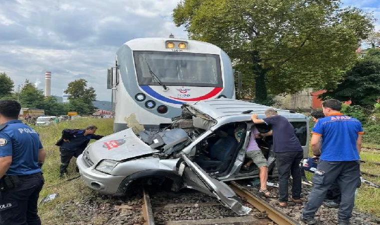 Tren, hemzemin geçitte hafif ticari araca çarptı; sürücü ağır yaralı