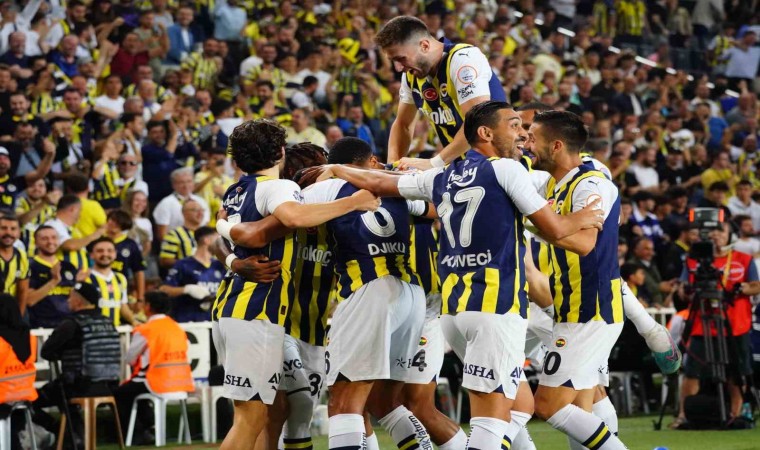 Trendyol Süper Lig: Fenerbahçe: 2 - Başakşehir: 0 (Maç devam ediyor)