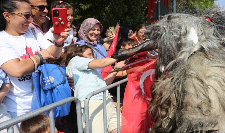 Tülütabaklar hem korkuttu hem dans etti