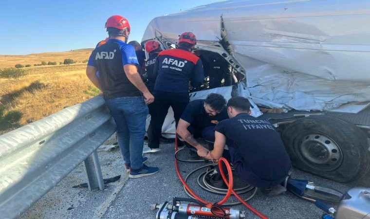 Tuncelide 2 araç kafa kafaya çarpıştı: 3 ağır yaralı