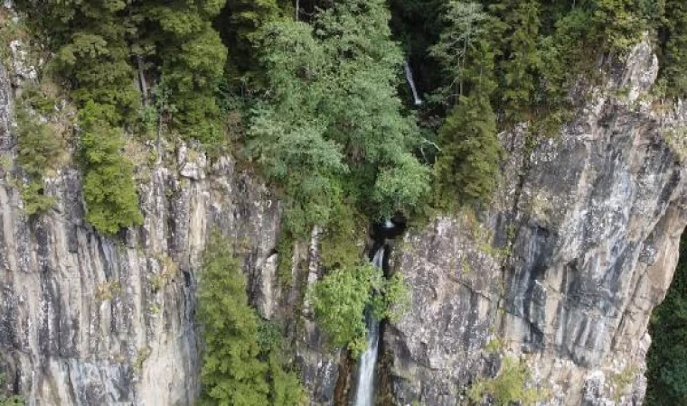 Turizme katkı için imeceyle yapılan şelale yolunda heyelan korkusu