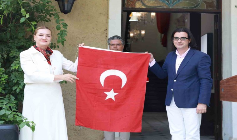 Türk askerini karşılayan 100 yıllık tarihi Türk bayrağı DEÜye bağışlandı