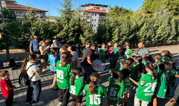 Türkiye ikincisi olan Muğla Kızlar Hokey Karması davul zurna ile karşılandı