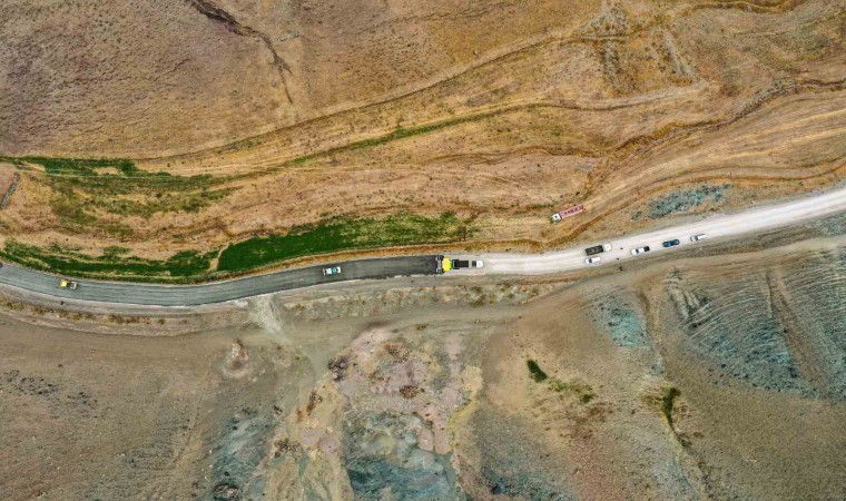 Türkiyenin en soğuk ilçesinde beton yol çalışması