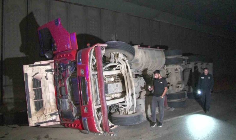 Tuzlada alkollü sürücünün kullandığı hafriyat kamyonu devrildi: 1 yaralı