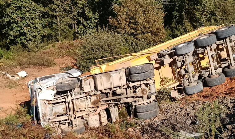 Tuzlada hafriyat kamyonu devrildi: 1 ölü