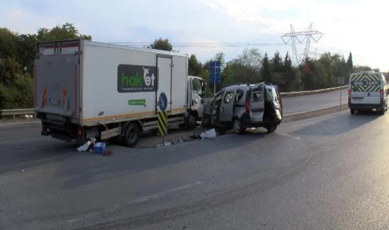 Tuzla’da kamyonet ile hafif ticari araç çarpıştı