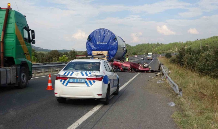 Uşakta otomobil bariyerlere çarptı: 1 ölü, 3 yaralı