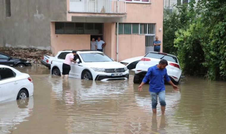 Uşak’ta sağanak; cadde ve sokaklar suyla doldu; ev ve iş yerlerini su bastı