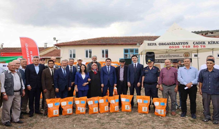 Vali Aygöl, Pazaryerinde tohum dağıtım programına katıldı