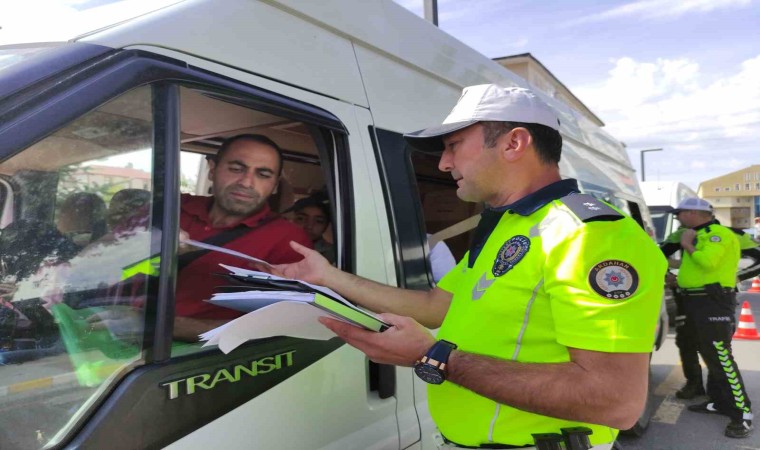 Vali Çiçek, okul servislerine yönelik denetimlere katıldı