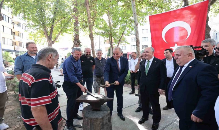 Vali Coşkun ve Başkan Zolan birlikte demir dövdü