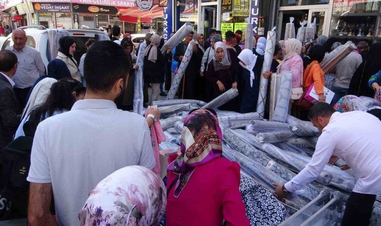 Vanda halı kampanyasında izdiham yaşandı