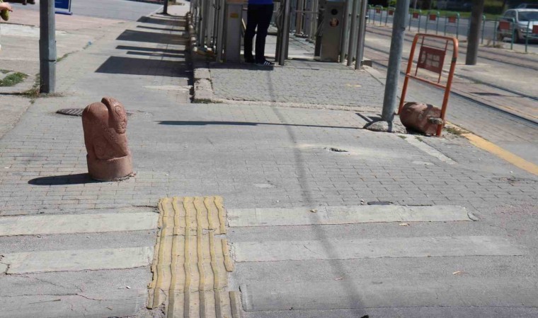 Vandalların yeni hedefi figürlü beton dubalar oldu